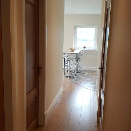 With Private Pool Sleeps 5 Apartman *