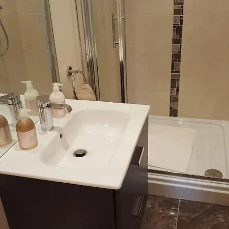 With Private Pool Sleeps 5 *