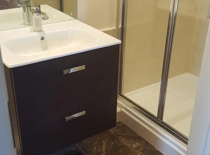 With Private Pool Sleeps 5 *