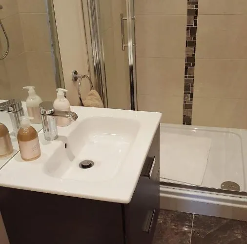 With Private Pool Sleeps 5 *